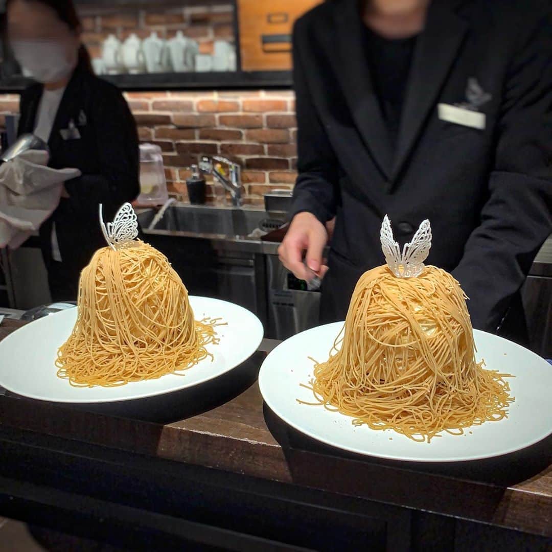 あゆまっくすさんのインスタグラム写真 - (あゆまっくすInstagram)「﻿ ﻿ ◆銀座もんぶりん　2,860円(ドリンク付・税込)﻿ ﻿ ﻿ 銀座にあるLE CHOCOLAT DE H 銀座本店(ル ショコラ ドゥ アッシュ)のサロンでスペシャルなモンブランの提供がスタート🌰﻿ ﻿ “栗の王様”とも呼ばれる熊本県産の「利平栗」を贅沢に使ったマロンペーストの中には、渋川栗のタルト、ラムが香るバニラアイス、有機ココナッツシュガーのメレンゲ、生クリーム。﻿ ﻿ 口に入れるとパラパラとほどけていく独特の食感は絞り出し1mmの極細マロンペーストならでは！﻿ 土台のタルトがざっくざくで最高においしい🥺﻿ 幾重にも重なったすべてのパーツを一緒に食べたときの一体感がすばらしいです♡﻿ ちなみに中のアイスは結構ラム強め。﻿ ﻿ カウンター席に座ると絞っているところを目の前で見ることができます！﻿ 席の予約はできないけどお取り置きは可能なので、遅い時間に行く方は電話しておくのをおすすめします☺️﻿ ﻿ ﻿ 提供期間: 数量限定・2021年3月末まで(予定)﻿ 提供店舗: LE CHOCOLAT DE H 銀座本店 (各線銀座駅から徒歩約4分)﻿ ﻿ ﻿ ﻿ ﻿ #LECHOCOLATDEH#ルショコラドゥアッシュ#銀座もんぶりん#モンブラン#栗スイーツ#いいね返し#カフェ好きな人と繋がりたい#スイーツ#デザート#東京カフェ#tokyocafe#tokyofoodie#銀座ランチ#銀座グルメ#銀座カフェ#銀座#ginza」10月22日 18時05分 - ayumax666