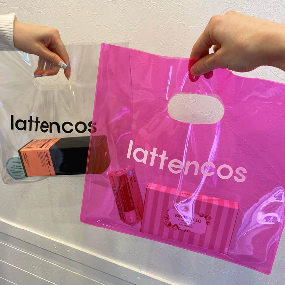 ゆうとグルメさんのインスタグラム写真 - (ゆうとグルメInstagram)「ㅤㅤㅤㅤㅤㅤㅤㅤㅤㅤㅤㅤㅤ 新大久保にあるlattencosさん(@lattencos)の 「チョコラテ」490円 「ダルゴナラテ」490円 ㅤㅤㅤㅤㅤㅤㅤㅤㅤㅤㅤㅤㅤ 新大久保駅から徒歩2分ほどのところにあるlattencosさんは、韓国コスメとコーヒーのお店！ ㅤㅤㅤㅤㅤㅤㅤㅤㅤㅤㅤㅤㅤ このお店では店内のコスメを1000円以上購入すると、好きなドリンクを1杯無料でサービスしてもらえます！ ㅤㅤㅤㅤㅤㅤㅤㅤㅤㅤㅤㅤㅤ 写真1枚目は1番人気のダルゴナラテとチョコラテ🍫　 ㅤㅤㅤㅤㅤㅤㅤㅤㅤㅤㅤㅤㅤ もちろんこの2つもサービスしてもらえるドリンクで、ダルゴナラテには砕いたカルメ焼き、チョコラテには薄くカットしたチョコがたっぷりトッピングされています！ ㅤㅤㅤㅤㅤㅤㅤㅤㅤㅤㅤㅤㅤ チョコは崩すように、カルメ焼きは混ぜながら溶かすようにして飲むとラテに甘みが増してめっっちゃおいしい！ しっかり甘いドリンクが飲みたいときはチョコラテ、少しほろ苦さがほしい人はダルゴナラテがおすすめ！！🤤 ㅤㅤㅤㅤㅤㅤㅤㅤㅤㅤㅤㅤㅤ 普通に注文しても490円と悪くない価格設定だけど、店内のコスメには1000円ちょっとの価格帯のものもたくさんあったので、なにか購入してドリンクサービスしてもらったほうが絶対お得！ ㅤㅤㅤㅤㅤㅤㅤㅤㅤㅤㅤㅤㅤ ちなみにドリンクのカップに貼るシールや購入したコスメを入れるショッパーは好みのものを選べるシステムになっていました！ ㅤㅤㅤㅤㅤㅤㅤㅤㅤㅤㅤㅤㅤ 新大久保でごはんを食べた後はデザート替わりにここに甘いドリンクを飲みに行く流れが間違いないと思う！ ㅤㅤㅤㅤㅤㅤㅤㅤㅤㅤㅤㅤㅤ 土日祝はコスメを購入したグループのお客さんだけが座席利用できるみたいだからそこだけ注意！ おすすめ！！ ㅤㅤㅤㅤㅤㅤㅤㅤㅤㅤㅤㅤㅤ --------------------------------------------- 📍東京新宿区百人町1-15-24 ⏰11:00〜20:00 🛌不定休 🚃新大久保駅から徒歩2分 --------------------------------------------- ㅤㅤㅤㅤㅤㅤㅤㅤㅤㅤㅤㅤㅤ #PR #新大久保カフェ #新大久保グルメ #lattencos」10月22日 18時05分 - yuuuuto38