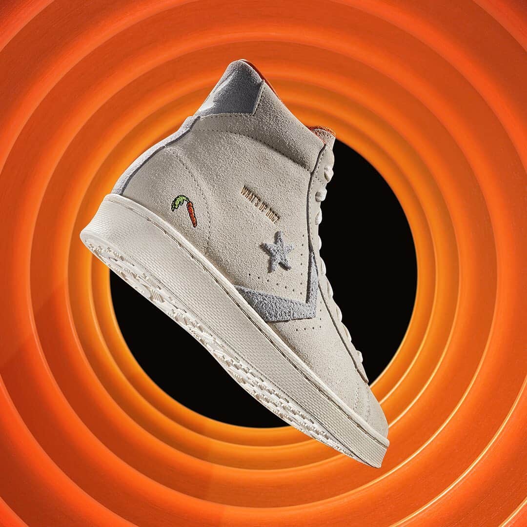 HYPEBEASTさんのインスタグラム写真 - (HYPEBEASTInstagram)「@hypebeastkicks: @looneytunes has teamed up with @converse to celebrate Bugs Bunny’s 80th anniversary with a special collection of shoes and apparel. Consisting of three takes on the Chuck Taylor All Star, a Chuck 70 Hi and a Pro Leather, the range honors the rascally rabbit’s eight decades of hijinks with colorful prints, special materials and much more. Learn more about each model via the link in our bio. It’s all set to arrive on Converse’s webstore on October 27 in both adults’ and kids sizes.⁠⠀ Photo: Converse」10月22日 18時06分 - hypebeast