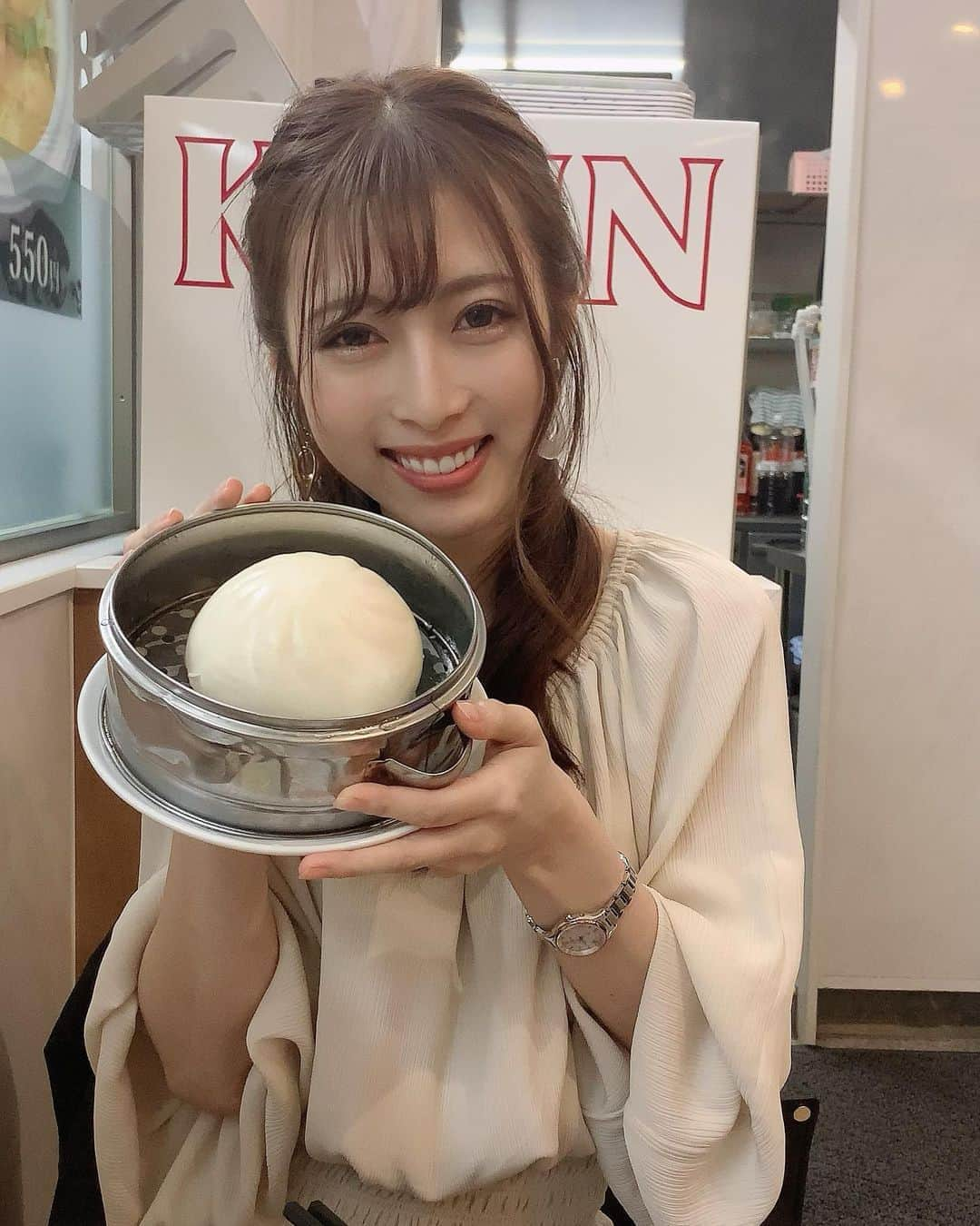 宇野栞菜（阿部栞菜）さんのインスタグラム写真 - (宇野栞菜（阿部栞菜）Instagram)「大きな肉まーーん😋❤️」10月22日 18時07分 - kanna_uno