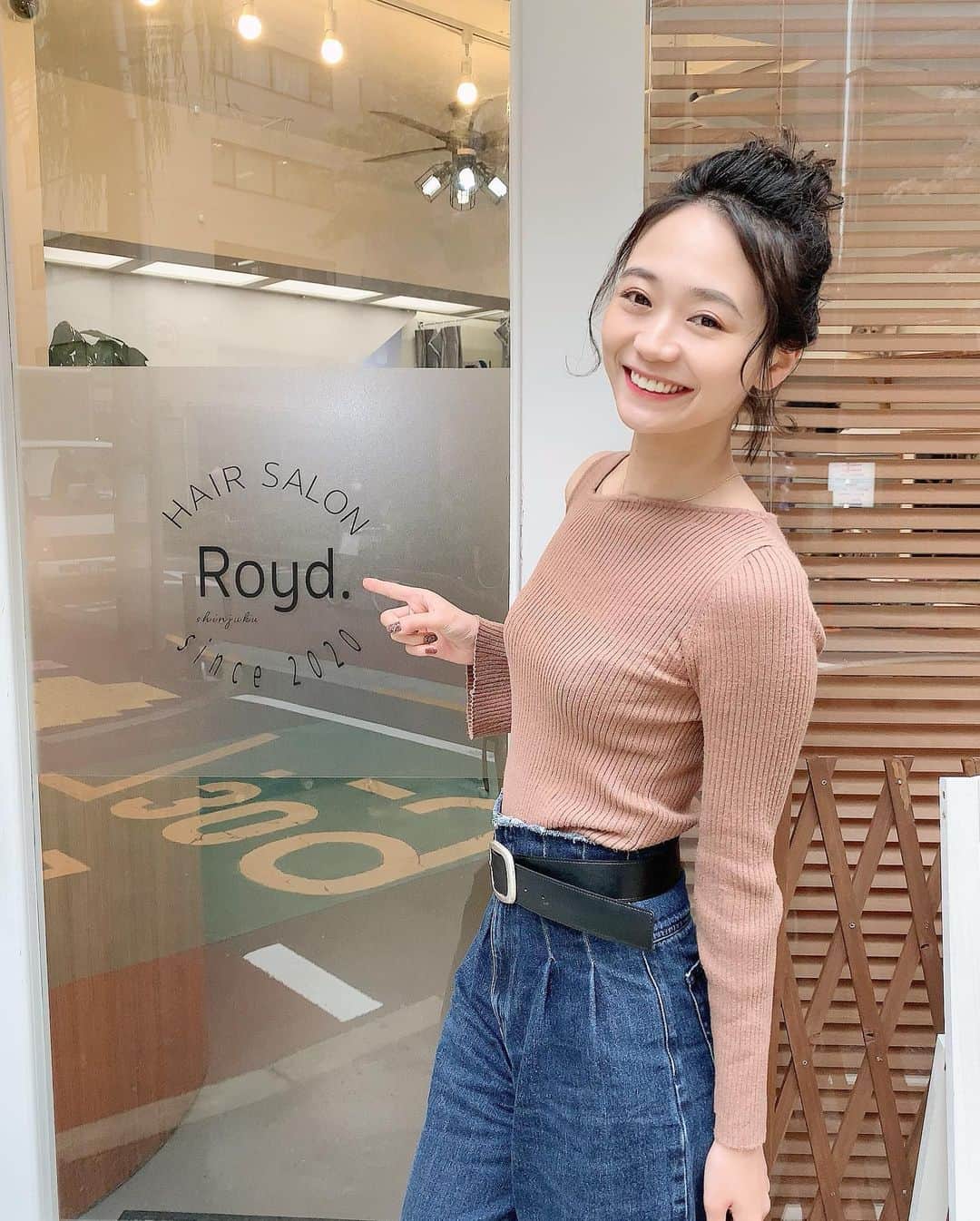 緑川静香さんのインスタグラム写真 - (緑川静香Instagram)「最近都内ロケの時は地元のパイセンがオープンした美容室 @royd.hairsalon でヘアセットしてもらっております✨﻿ ﻿ ホントにおじょーず🙇‍♀️笑﻿ ﻿ そんでもって昨日はロケ後におじゃまして、髪質改善トリートメントなるものをしてもらったらサラッサラのツヤッツヤになってストーリーにあげたら反響が多かったのでこちらにもあげちゃいます。﻿ ﻿ 髪質に合わせてトリートメント剤を作ってくれるので安心✨✨✨﻿ 私はちょーーー弱めにしてもらいましたがそれでも髪の毛触ってる気がしないくらいツヤツヤになりました。笑﻿ 髪の毛一本一本が整列してる感じ😂﻿ ﻿ すごすぎたのでトリートメントしたいなとか、髪質改善したい方は行ってみては❤️﻿ もちろんカットでも♪ ﻿ 私のインスタ見たで20%オフしてくれる、、はず！！笑﻿ きっとしてくれます✨この投稿を見せてください。笑﻿ ﻿ お店もオシャレでとっても居心地良いです☺️﻿ ﻿ #hair #hairstyle #hairtreatment #royd #hairsalon #お団子ヘア #お団子アレンジ #トリートメント #新宿御苑前  #最後の動画見てみて #トゥルトゥル  #パイセンありがとうございます #ルンルン #さぁがんばろ☺️」10月22日 18時08分 - midorikawa_shizuka
