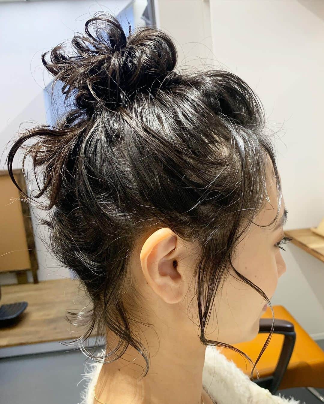 緑川静香さんのインスタグラム写真 - (緑川静香Instagram)「最近都内ロケの時は地元のパイセンがオープンした美容室 @royd.hairsalon でヘアセットしてもらっております✨﻿ ﻿ ホントにおじょーず🙇‍♀️笑﻿ ﻿ そんでもって昨日はロケ後におじゃまして、髪質改善トリートメントなるものをしてもらったらサラッサラのツヤッツヤになってストーリーにあげたら反響が多かったのでこちらにもあげちゃいます。﻿ ﻿ 髪質に合わせてトリートメント剤を作ってくれるので安心✨✨✨﻿ 私はちょーーー弱めにしてもらいましたがそれでも髪の毛触ってる気がしないくらいツヤツヤになりました。笑﻿ 髪の毛一本一本が整列してる感じ😂﻿ ﻿ すごすぎたのでトリートメントしたいなとか、髪質改善したい方は行ってみては❤️﻿ もちろんカットでも♪ ﻿ 私のインスタ見たで20%オフしてくれる、、はず！！笑﻿ きっとしてくれます✨この投稿を見せてください。笑﻿ ﻿ お店もオシャレでとっても居心地良いです☺️﻿ ﻿ #hair #hairstyle #hairtreatment #royd #hairsalon #お団子ヘア #お団子アレンジ #トリートメント #新宿御苑前  #最後の動画見てみて #トゥルトゥル  #パイセンありがとうございます #ルンルン #さぁがんばろ☺️」10月22日 18時08分 - midorikawa_shizuka