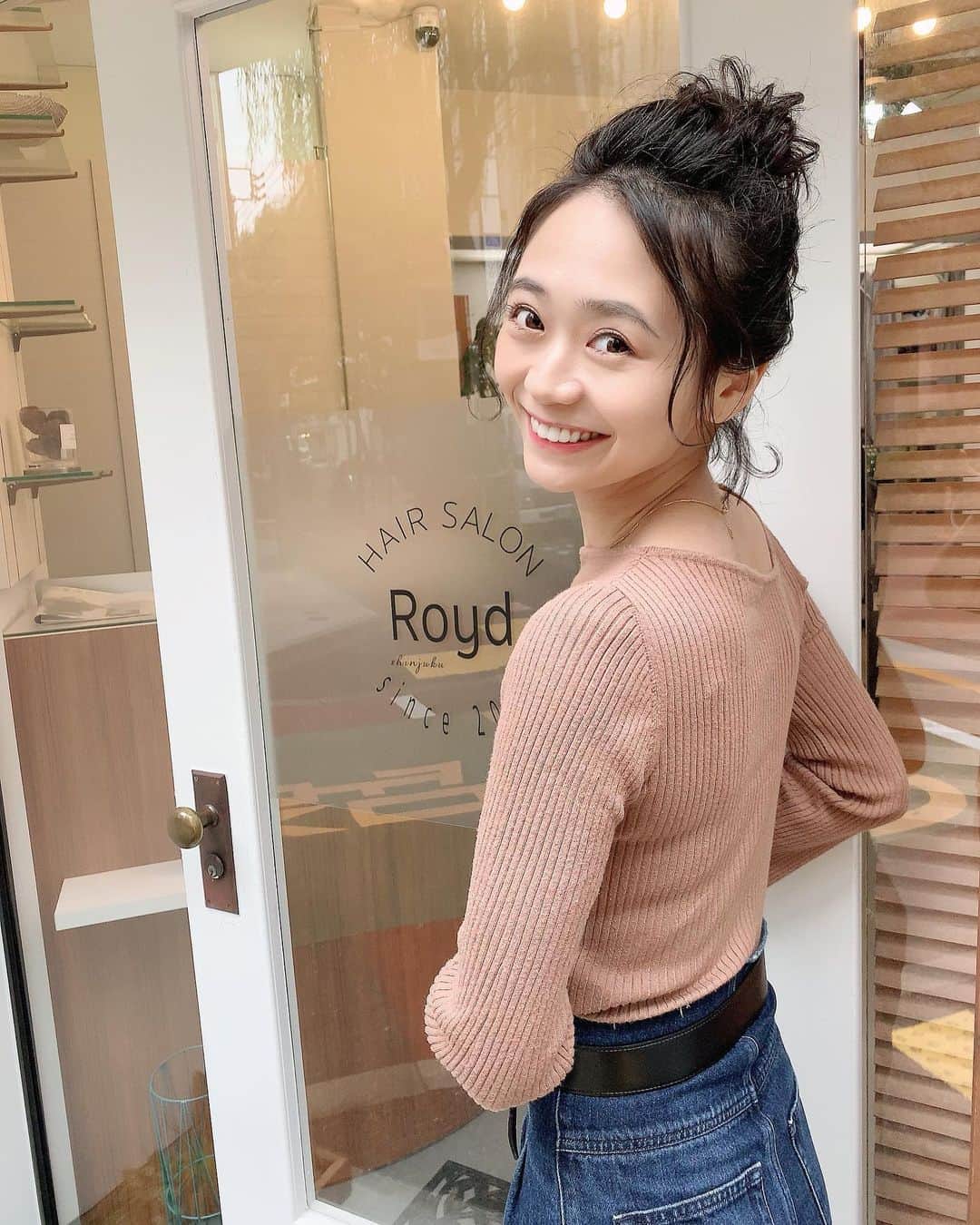 緑川静香のインスタグラム：「最近都内ロケの時は地元のパイセンがオープンした美容室 @royd.hairsalon でヘアセットしてもらっております✨﻿ ﻿ ホントにおじょーず🙇‍♀️笑﻿ ﻿ そんでもって昨日はロケ後におじゃまして、髪質改善トリートメントなるものをしてもらったらサラッサラのツヤッツヤになってストーリーにあげたら反響が多かったのでこちらにもあげちゃいます。﻿ ﻿ 髪質に合わせてトリートメント剤を作ってくれるので安心✨✨✨﻿ 私はちょーーー弱めにしてもらいましたがそれでも髪の毛触ってる気がしないくらいツヤツヤになりました。笑﻿ 髪の毛一本一本が整列してる感じ😂﻿ ﻿ すごすぎたのでトリートメントしたいなとか、髪質改善したい方は行ってみては❤️﻿ もちろんカットでも♪ ﻿ 私のインスタ見たで20%オフしてくれる、、はず！！笑﻿ きっとしてくれます✨この投稿を見せてください。笑﻿ ﻿ お店もオシャレでとっても居心地良いです☺️﻿ ﻿ #hair #hairstyle #hairtreatment #royd #hairsalon #お団子ヘア #お団子アレンジ #トリートメント #新宿御苑前  #最後の動画見てみて #トゥルトゥル  #パイセンありがとうございます #ルンルン #さぁがんばろ☺️」