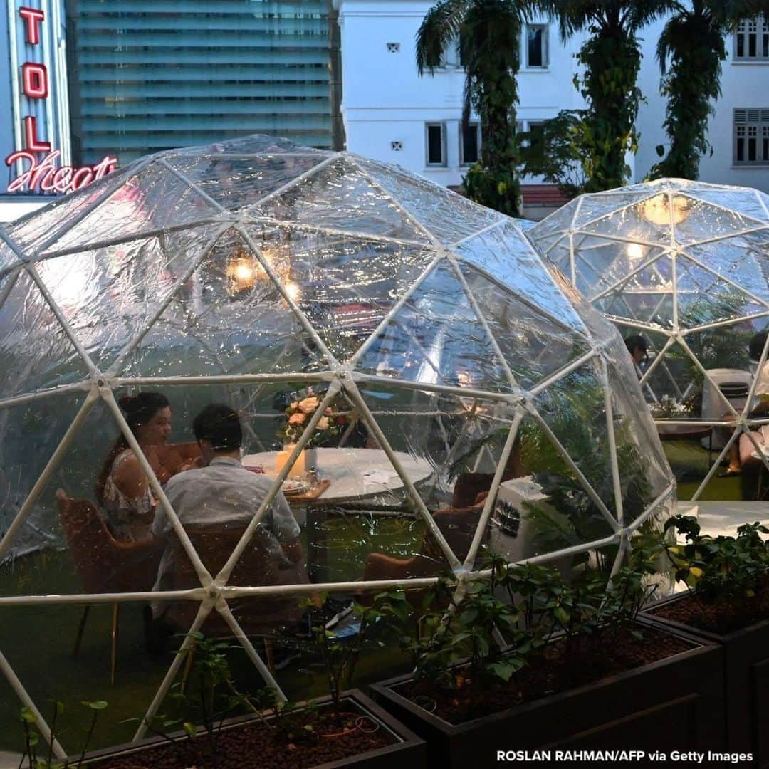 ABC Newsさんのインスタグラム写真 - (ABC NewsInstagram)「People dine inside domes at Capitol Outdoor Plaza in Singapore.」10月22日 18時11分 - abcnews