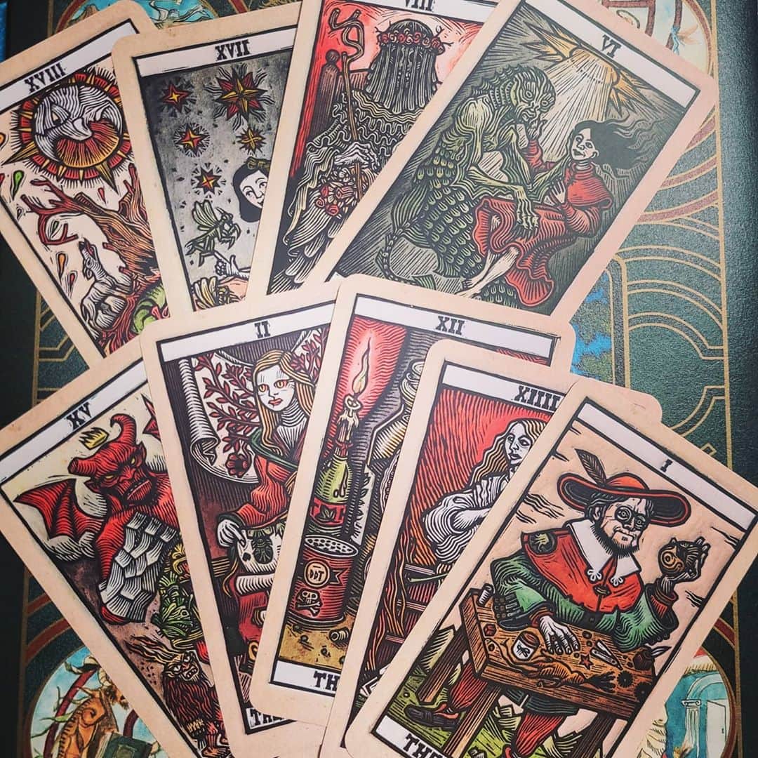 藤純さんのインスタグラム写真 - (藤純Instagram)「『TAROT DEL TORO』届いたよ！ きゃーすてき！最高！大好き！ ギレルモデルトロの作品からインスパイアされて作られたタロットカードなので、それぞれのカードに、色んな作品のキャラクターが描かれてる。うれしい。 デルトロ監督本人もいる😂 はー素敵。 #guillermodeltoro #tarotcards #tarotdeltoro #タロットカード #ギレルモデルトロ」10月22日 16時45分 - fujijunrox
