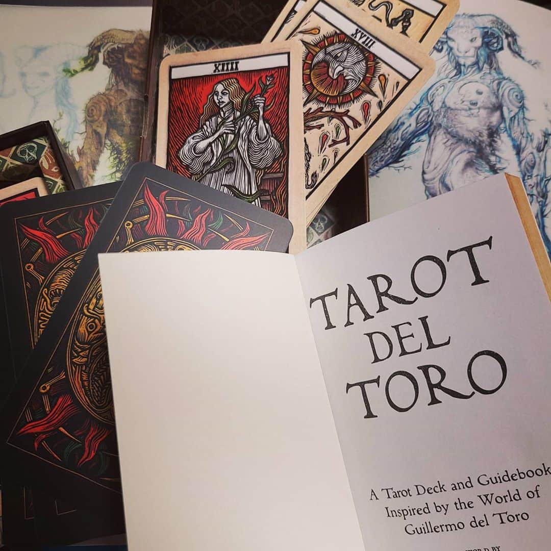 藤純さんのインスタグラム写真 - (藤純Instagram)「『TAROT DEL TORO』届いたよ！ きゃーすてき！最高！大好き！ ギレルモデルトロの作品からインスパイアされて作られたタロットカードなので、それぞれのカードに、色んな作品のキャラクターが描かれてる。うれしい。 デルトロ監督本人もいる😂 はー素敵。 #guillermodeltoro #tarotcards #tarotdeltoro #タロットカード #ギレルモデルトロ」10月22日 16時45分 - fujijunrox