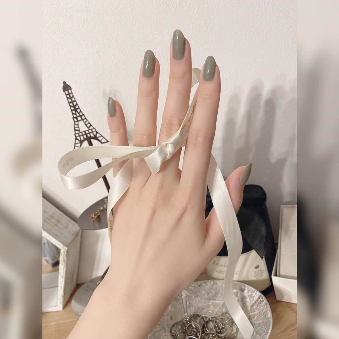 黒田瑞貴のインスタグラム：「相変わらず単色のプチプラネイルにハマってます🤍  #canmake #キャンメイク #slf #selfnail #ネイル #セルフネイル #fashion #instanails」