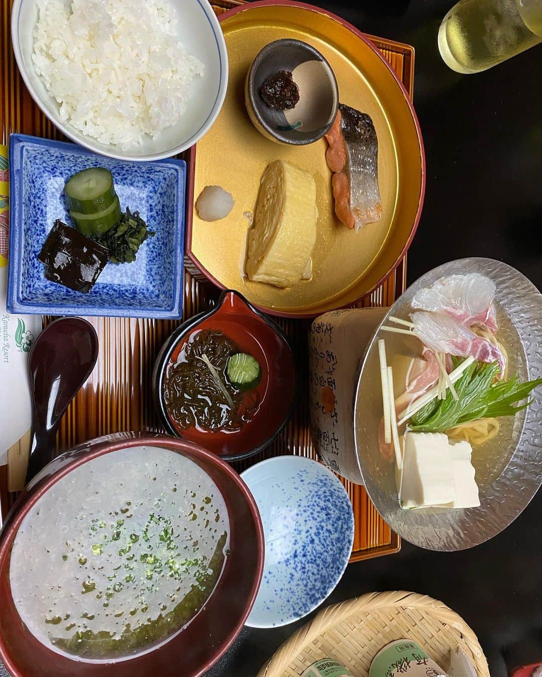 比嘉真美子さんのインスタグラム写真 - (比嘉真美子Instagram)「今日はカヌチャリゾートさんでゴルフの予定でしたが、大雨で1ホールで中止😂 リゾートの中にある和食レストラン、「神着」で朝食を頂きました☺️ 美味しかったー！ 特にお米！お米が好きな方は一回、食べてみてほしいです🥰 #カヌチャリゾート #沖縄 #神着 #米好き」10月22日 16時55分 - mamiko_higa_official