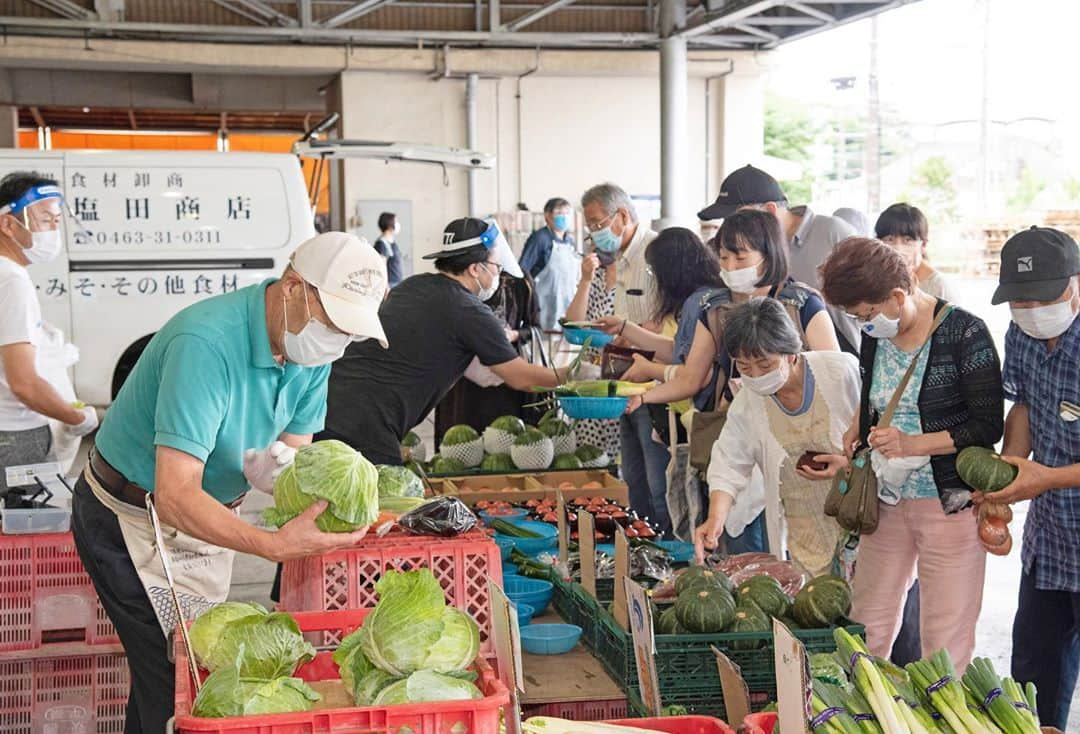 平塚市さんのインスタグラム写真 - (平塚市Instagram)「* 日曜の朝はふれあいマーケット♪ 新鮮な野菜や湘南ひらつか名産品など 魅力的な商品を販売する朝市です。 売り切れ次第終了なので、 ぜひ早起きしてお越しください。 * 【湘南ひらつかふれあいマーケット】 日時：10月25日(日)7:00～8:00 会場：平果地方卸売市場(四之宮1-7-1) ★雨天決行 ★無料駐車場有 ★マスクの着用や手指消毒など 感染症対策にご協力ください *** #手をつなぎたくなる街 #hiratsukagood #hiratsuka#平塚 #kanagawaphotoclub #朝市#市場 #早起き#朝活 #ふれあい#交流 #湘南ひらつかふれあいマーケット #野菜#魚#名産品 #ひらつか名産品 #週末の過ごし方 #日々#暮らし #instagramjapan#igersjp」10月22日 16時53分 - hiratsukagood