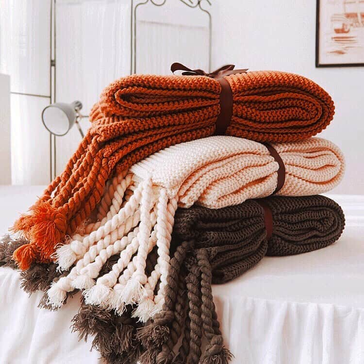 チップ＆ペッパーさんのインスタグラム写真 - (チップ＆ペッパーInstagram)「Cozy up for Fall 🍁 . . . . . . . #blankets #fall #throwblanket #modernbohemian #fallvibes #bohohome #bohodecor #modernkitchen #homedecor #shop #stylravendesign #warmtones #minimalistic #farmhouse #interior4inspo #interior4all #mynordicroom #myinterior #rattanlamp #woodenhouse #bohemian #hyggehome #brickwall #bohostyle」10月22日 16時56分 - sarafernstrom_