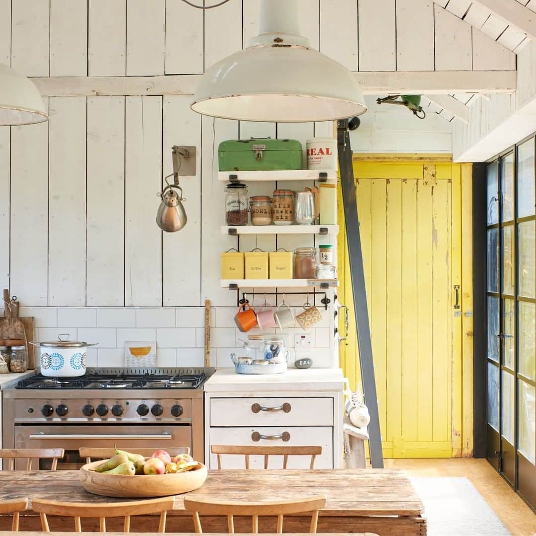 The Modern Houseさんのインスタグラム写真 - (The Modern HouseInstagram)「#forsale Spread Your Wings: a converted barn in Hawkhurst with opportunity to expand. Follow the link in our bio for the sales particulars.」10月22日 17時00分 - themodernhouse