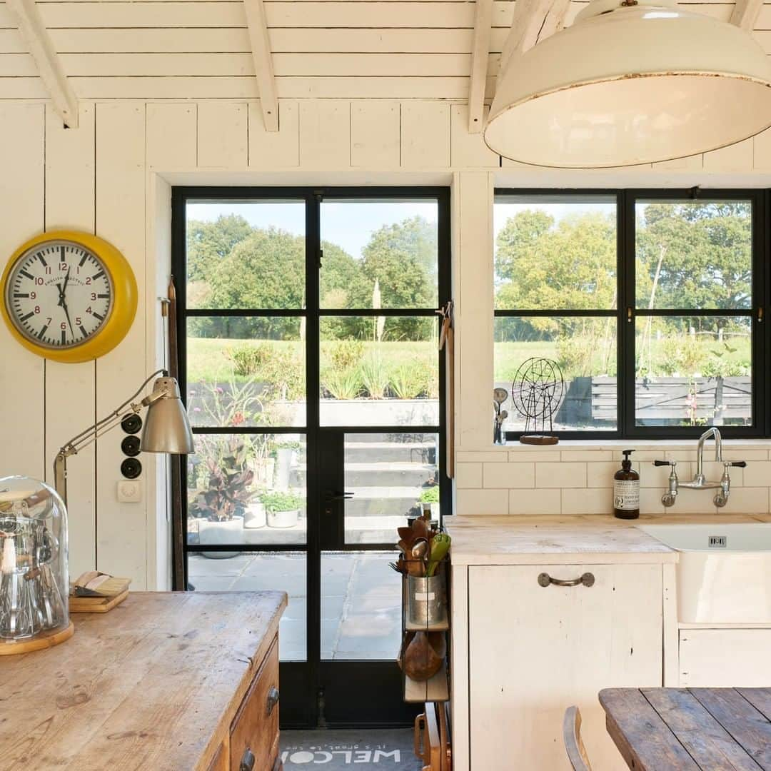 The Modern Houseさんのインスタグラム写真 - (The Modern HouseInstagram)「#forsale Spread Your Wings: a converted barn in Hawkhurst with opportunity to expand. Follow the link in our bio for the sales particulars.」10月22日 17時00分 - themodernhouse