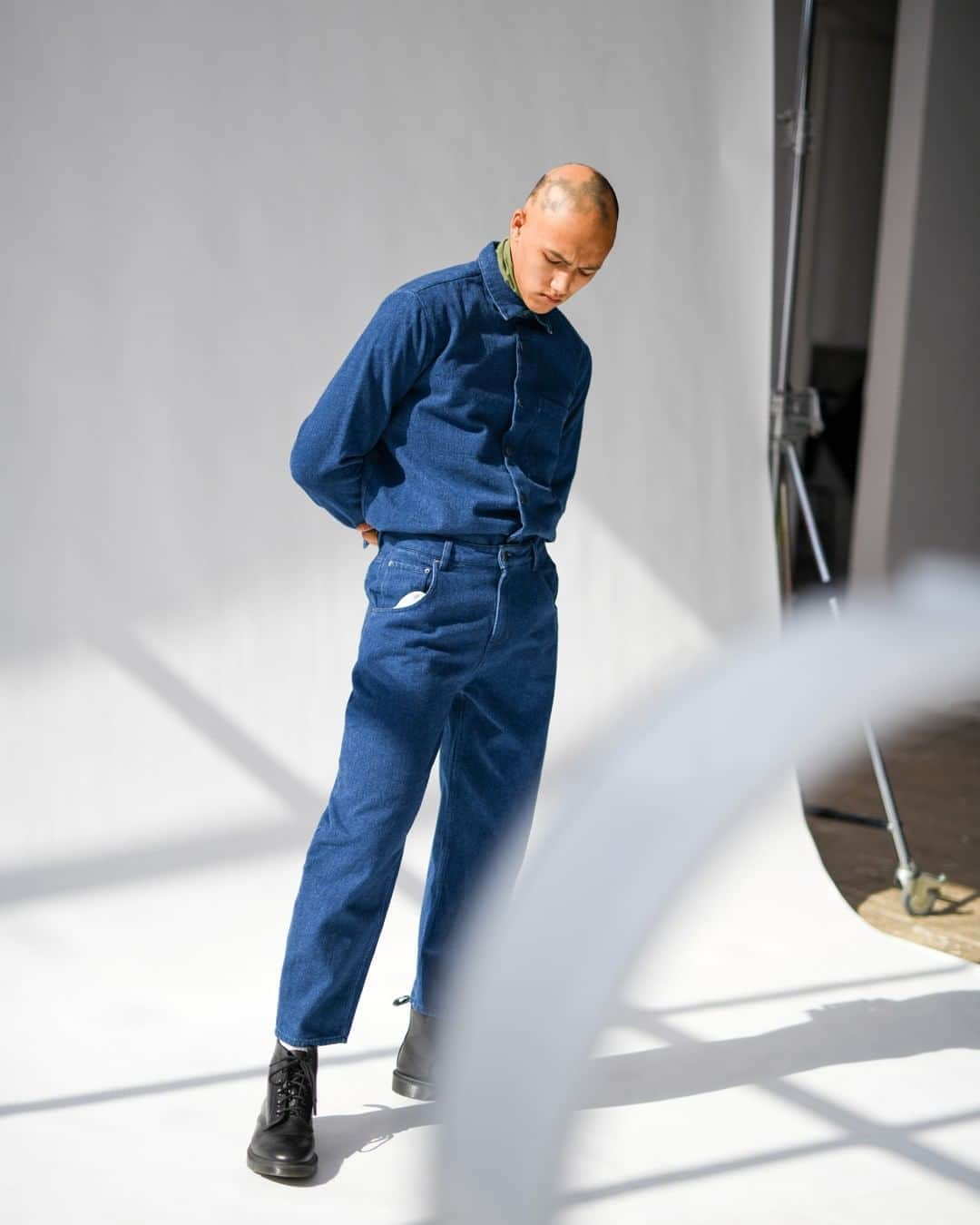 アメリカンビンテージのインスタグラム：「Spotted on Simon: the denim pieces that share the same shade for a bold and flexible colour block effect. 💙 ___ #AmericanVintage #FW20 #menswear」