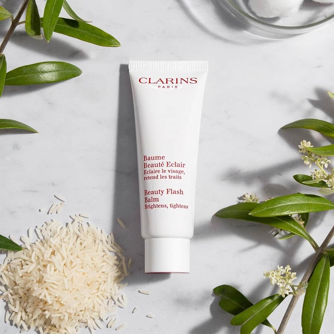 Clarins Franceさんのインスタグラム写真 - (Clarins FranceInstagram)「Tout est dit dans son nom ! En un seul geste, le Baume Beauté Eclair réveille l’éclat du teint, estompe les marques de fatigue et apaise la peau. Certainement, votre meilleur allié pour affronter le froid, n’est-ce pas ? 😊⁣ .⁣ .⁣ #Clarins #MonSoinClarins #BaumeBeautéEclair #Skincare​⁣ ​」10月22日 17時00分 - clarinsfr