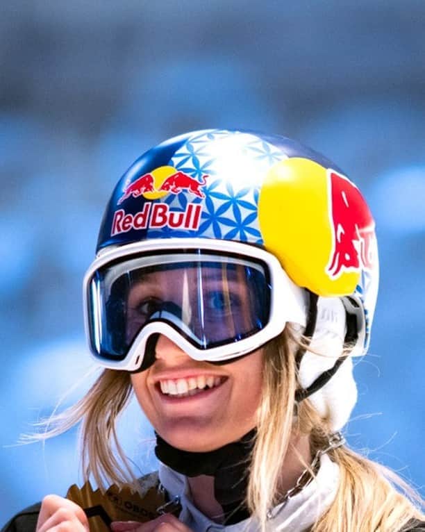 レッドブルのインスタグラム：「how to make an impact: a short story told by @annagassersnow 🤩🙌  🎥: @clemensmillauer  #redbull #givesyouwiiings #snow #snowboarding #trick #winter」