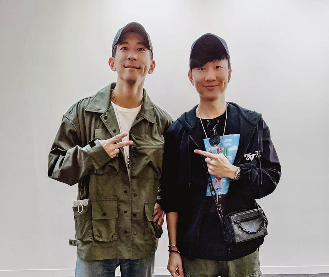林俊傑のインスタグラム：「來看展，竟然巧遇 倖存者 修杰楷！ @lefthere036  Bumped into a fellow Drifter at #arttaipei   #幸存者如你 #drifter #arttaipei2020」