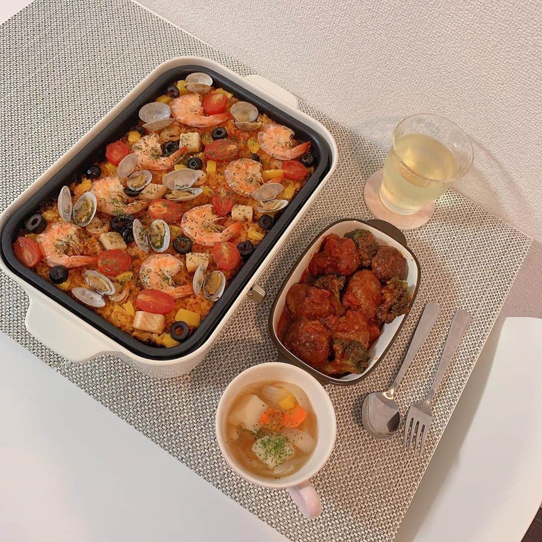 のインスタグラム：「ご飯🍚﻿ ・パエリア﻿ ・ミートボールのトマト煮﻿ ・ジャガイモのポトフ﻿ ﻿ なかなか作らない #洋食 にチャレンジ﻿ してみました〜🦢💙﻿ ﻿ なかなか作らないからこそ﻿ 調味料集めからはじまり、大変でした（笑）﻿ 家にあるものじゃ出来なくてほとんど﻿ 新しくスーパーで買ってきたよ♡﻿ ﻿ ミートボールはとっても美味しかったのに﻿ 口内炎が出来てて...しかもね、過去最大級！﻿ めちゃくちゃ美味しいのに、﻿ 悲しい顔しながら食べてたの（笑）﻿ 痛すぎて終始悶絶🥺﻿ 今度は口内炎絶対ない時に食べる😡💓﻿ ﻿ ﻿ ﻿ #斉藤優里 #ゆったん﻿ #たんたんたんゆったんたん( •ㅈ• )﻿ #ゆったんのお料理日記﻿ #ご飯 #もぐもぐ #🍚﻿」