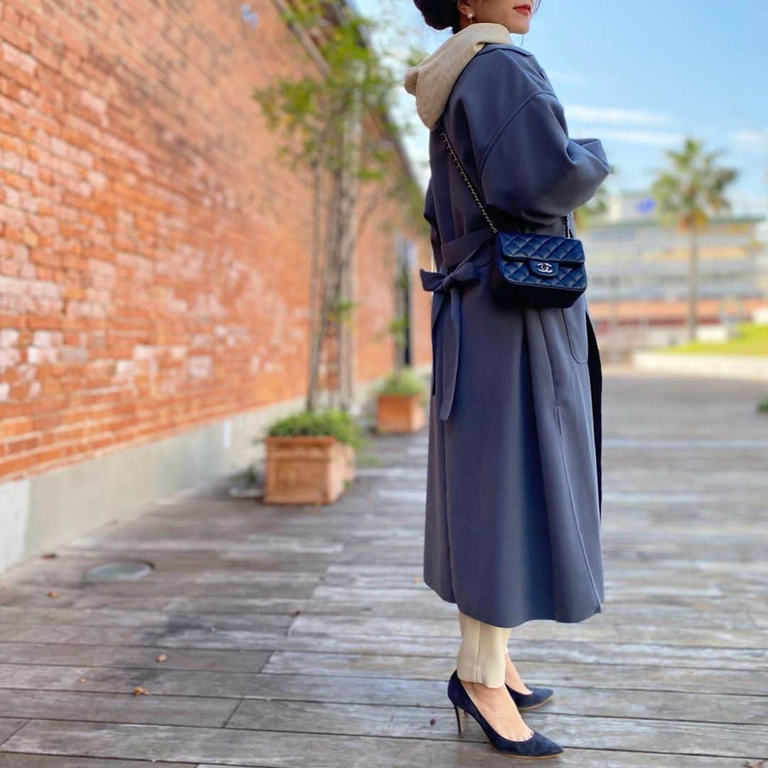HandmadeLaboのインスタグラム：「肌寒い日も増えてきて 薄手の羽織りものが重宝する季節に.…  ブルーの色味が綺麗な @fifth_store のライトガウンコート🧥  164cmでMサイズきてます♪  お得なクーポンでてました🎫  #fifth #フィフス#fifthtl #160cm以上コーデ  #サイドスリットライトガウンコート   #ponte_fashion #ママコーデ #mineby3mootd#mamagirl #ブルーコーデ#プチプラファッション#アラフォーコーデ#コートコーデ#秋コーデ#シンプルコーデ#ニットコーデ#セットアップ#フェミニン#ガウンコート」