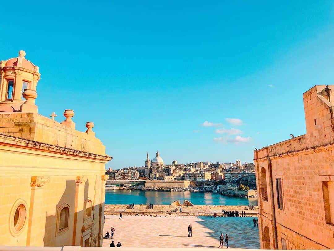 のインスタグラム：「I've lived in Malta for 9 months🇲🇹 . 二枚目の写真はスーパーでテキトーに買ったMalta産のRosé飲んでたら🍷偶然にもラベルの絵と全く同じ場所にいたの！✨ 気づいたのも凄いけど🤭w . 美しい景色と猫達に囲まれながらゆったりとした環境はすごく居心地良かったな〜🐈 ちなみにパーティーも盛ん♩ . 世界中の友達が出来てヨーロッパ旅行も沢山出来たし、初めての語学留学には最高の場所だった😽 . . . #fortmanoel #manoelisland #manoel #sliema #malta #malta🇲🇹 #maltaphotography #maltagram #maltaisland #maltalife #maltalovers #maltatravel #europa #travel #travelphotography #travelgram #traveltheworld #travelblogger #traveler #マルタ #マルタ島 #マルタ共和国 #マルタ留学 #ヨーロッパ #ヨーロッパ生活 #ヨーロッパ旅行 #旅 #旅行 #旅行好きな人と繋がりたい #旅好きな人と繋がりたい」