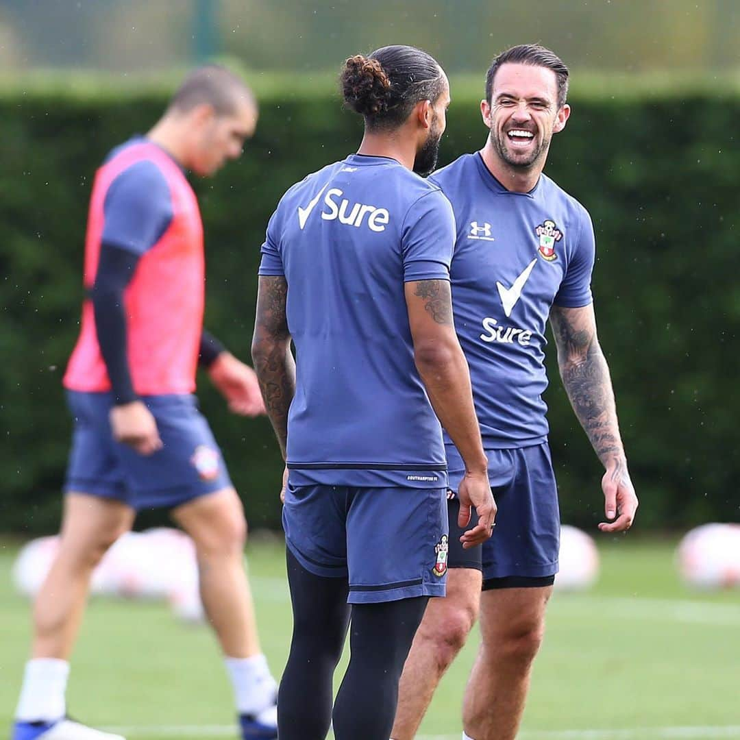 サウサンプトンFCさんのインスタグラム写真 - (サウサンプトンFCInstagram)「Training with a smile 😄 #saintsfc」10月22日 17時21分 - southamptonfc