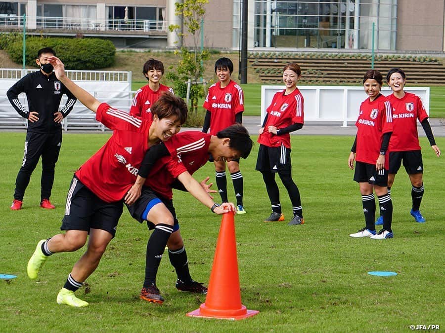 日本サッカー協会さんのインスタグラム写真 - (日本サッカー協会Instagram)「【2020.10.21 AM Training①📸】 　 #なでしこジャパン、2部練習で攻守一体の連携を強化。なでしこジャパンは10月21日(水)、＃Jヴィレッジ でのキャンプ3日目を迎え、今回の期間中で唯一となる2部練習を行いました。 　 気持ちよく晴れ渡った空の下で行われた午前のトレーニング。#広瀬統一 フィジカルコーチの元、ウォームアップを行いました。コーンに触れようとする攻撃側と、それを身体で阻止する守備側に分かれて対戦するという形式です。 　 ✅http://www.jfa.jp/nadeshikojapan/ 　 #jfa #daihyo #nadeshiko」10月22日 17時20分 - japanfootballassociation