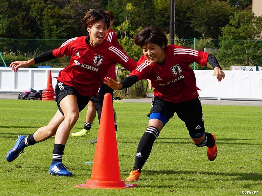 日本サッカー協会さんのインスタグラム写真 - (日本サッカー協会Instagram)「【2020.10.21 AM Training①📸】 　 #なでしこジャパン、2部練習で攻守一体の連携を強化。なでしこジャパンは10月21日(水)、＃Jヴィレッジ でのキャンプ3日目を迎え、今回の期間中で唯一となる2部練習を行いました。 　 気持ちよく晴れ渡った空の下で行われた午前のトレーニング。#広瀬統一 フィジカルコーチの元、ウォームアップを行いました。コーンに触れようとする攻撃側と、それを身体で阻止する守備側に分かれて対戦するという形式です。 　 ✅http://www.jfa.jp/nadeshikojapan/ 　 #jfa #daihyo #nadeshiko」10月22日 17時20分 - japanfootballassociation