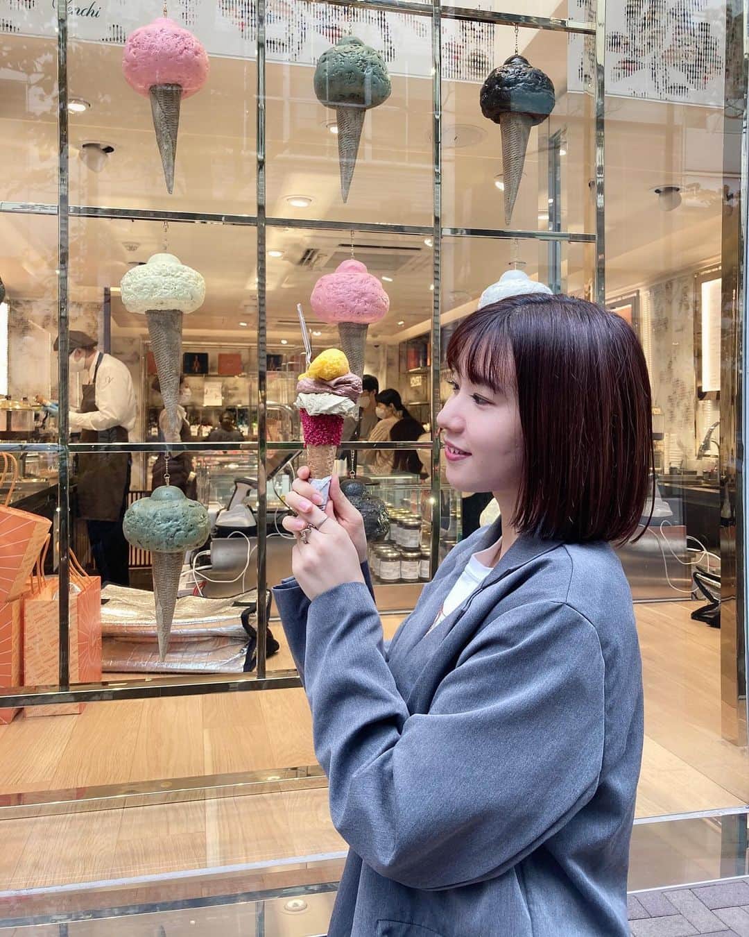 荒木悠衣のインスタグラム：「- お店の前で美味しそうに アイス食べて宣伝してきた🍦 目合わせたら みんな話してくれるの優しいねぇ 銀座すきみ #venchi」