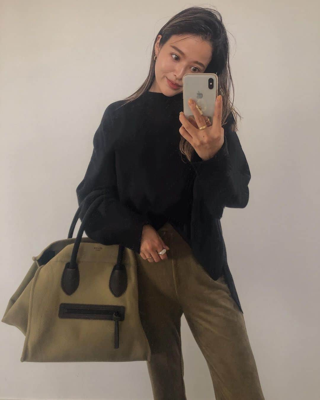 佐野真依子さんのインスタグラム写真 - (佐野真依子Instagram)「Today'sCoordinate❤︎ BAGに合わせて BLACK &KHAKIカラーに🍂 KHAKIにコーデュロイ見えする リブベロアがかわいい フレアパンツは柔らかくて 履き心地最高なのに 超美脚効果のある オススメパンツです❤︎ オリーブみたいなKHAKIカラーも とってもお気に入り❤︎ ニットは明日発売のSETUPの TOPSを着ました🧶 @trunc88_official  #trunc88」10月22日 17時18分 - sanomaisanomai