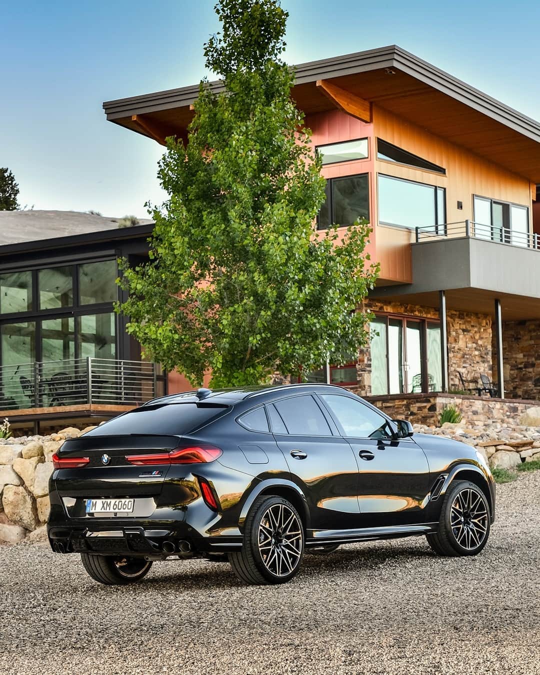 BMWのインスタグラム：「When wander meets wonder. The BMW X6 M Competition. #TheX6M #BMW #X6M #BMWM @bmwm __ BMW X6 M Competition: Fuel consumption in l/100 km (combined): 12.7–12.5. CO2 emissions in g/km (combined): 289–284. Further information: www.bmw.com/disclaimer.  	 Acceleration (0-100 km/h): 3.8 s. Power: 460 kW, 625 hp, 750 Nm. Top speed (limited): 250 km/h (with optional M Drivers Package: 290 km/h).」