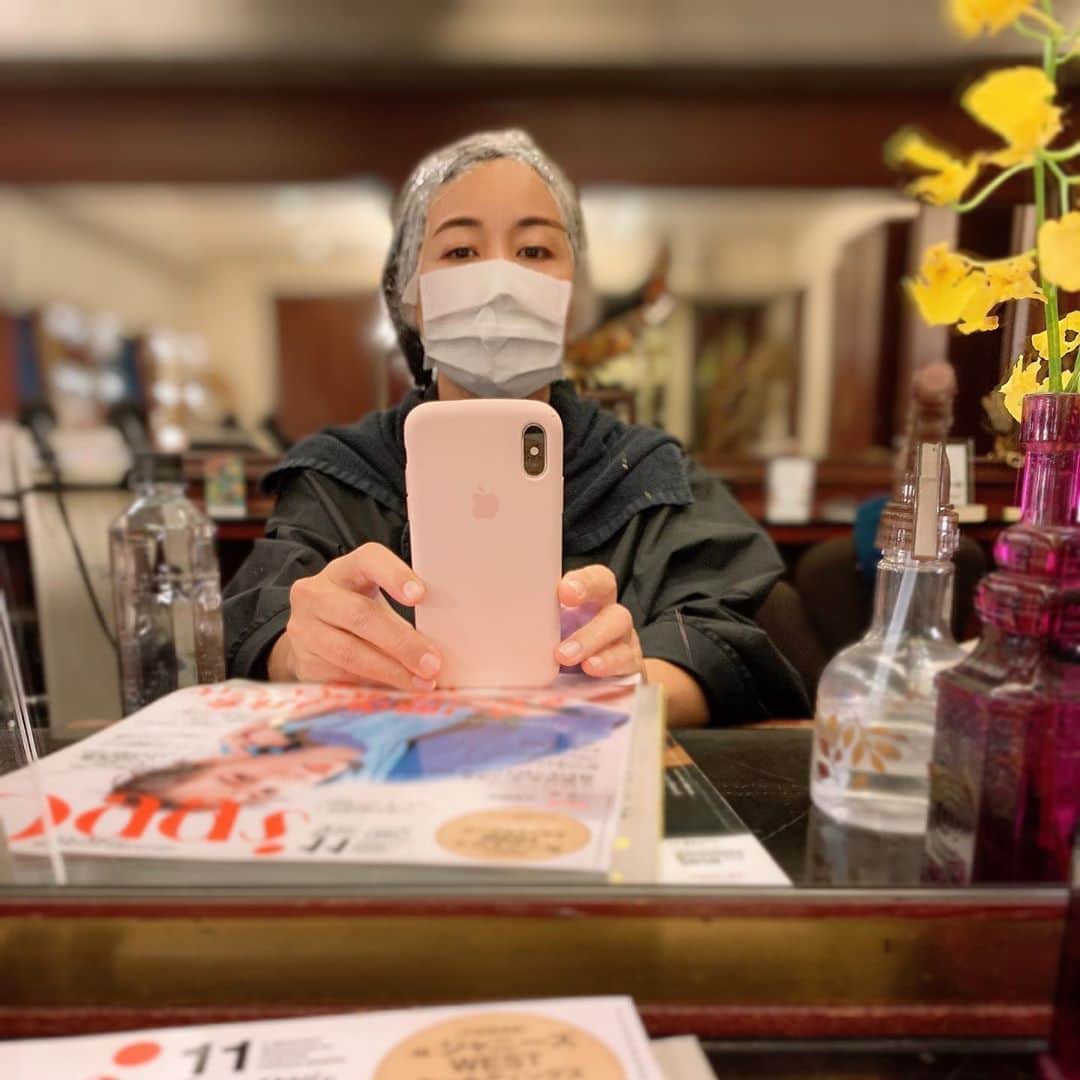 宮城麻里子さんのインスタグラム写真 - (宮城麻里子Instagram)「カラーリング中。 どうなるか知らない。。。 #おまかせ #ミムデオムvie  #オムさん #美容室　#沖縄」10月22日 17時30分 - miyagimariko