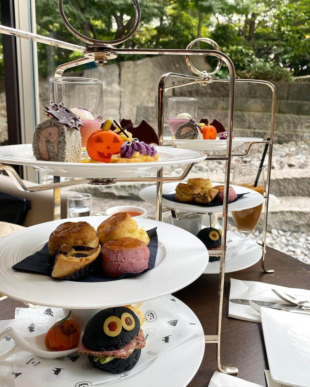 伊東亜梨沙さんのインスタグラム写真 - (伊東亜梨沙Instagram)「サキ吉とafternoontea🎃 ハロウィン仕様になってて可愛かった❤️ . . #afternoontea #アフタヌーンティー #アフタヌーンティー巡り #halloween #ハロウィン #cafe #女子会 #女子会コーデ #prada #vancleefarpels」10月22日 17時22分 - arisa__917m