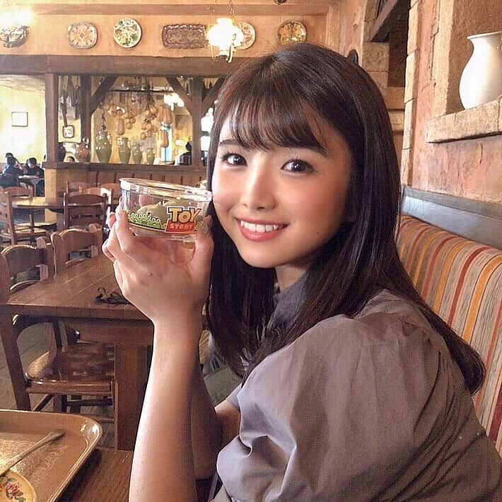 山本ゆうかのインスタグラム：「リトルグリーンマンを食べました！ ディズニー価格！！！(夢も希望もない台詞)  .  .  .  #リトルグリーンメン  #リトルグリーンまん  #ディズニーコーデ  #ディズニーシー #snidel #スナイデル」