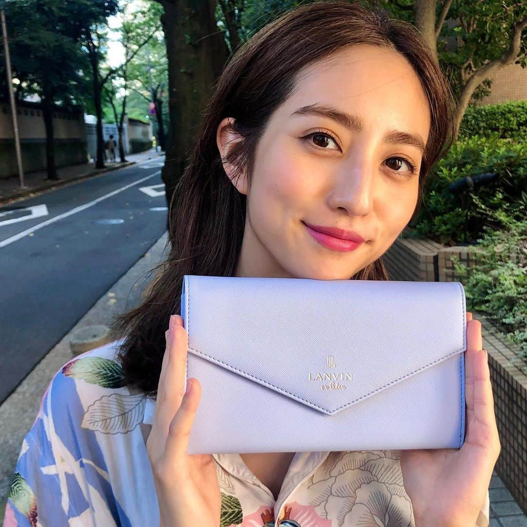 美人百花さんのインスタグラム写真 - (美人百花Instagram)「好評発売中の美人百花11月号、みなさんもうお手に取っていただけましたでしょうか？😌  最近撮影や取材で会う美人な方たちは、みなさん必ずといっていいほどマスクケースを持ち歩いています✨ 食事などでマスクをはずしたとき、折り畳んでポケットやバッグにそのままインだと、衛生的にはもちろんレディのたしなみとしてもちょっと残念ですよね😵💦 まだケースを持っていない方はぜひこの付録、ランバンオンブルーのエチケットケースを活用してほしいです☺️❣️ 堀田茜ちゃんも絶賛してくれた、付録には見えないハイクオリティなケースなら、さっとバッグから取り出す姿も様になるはず🥰 売り切れる前にぜひゲットしてくださいね😘 編集s  #美人百花 #美人百花付録 #ランバンオンブルー #マスクケース #エチケットケース」10月22日 17時24分 - bijinhyakka