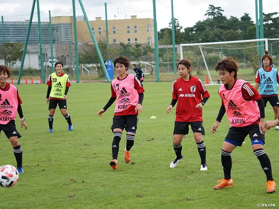 日本サッカー協会さんのインスタグラム写真 - (日本サッカー協会Instagram)「【2020.10.21 AM Training②📸】 　 #なでしこジャパン、2部練習で攻守一体の連携を強化。なでしこジャパンは10月21日(水)、＃Jヴィレッジ でのキャンプ3日目を迎え、今回の期間中で唯一となる2部練習を行いました。 　 気持ちよく晴れ渡った空の下で行われた午前のトレーニング。基礎となるパス＆コントロールから、攻撃陣と守備陣に分かれてそれぞれのテーマに取り組みました。最後はサイドからのクロスと、それに対するゴール前の攻守で締めくくり、より実戦を意識したメニューで約90分汗を流しました。 　 「ただ練習するだけでなく、自分の課題に取り組んで、工夫してほしい」という #高倉麻子 監督の言葉のとおり、選手それぞれが自分が任されるポジションや役割を意識した内容となりました。 　 ✅http://www.jfa.jp/nadeshikojapan/ 　 #jfa #daihyo #nadeshiko」10月22日 17時25分 - japanfootballassociation