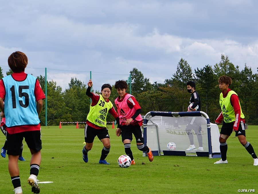 日本サッカー協会さんのインスタグラム写真 - (日本サッカー協会Instagram)「【2020.10.21 AM Training②📸】 　 #なでしこジャパン、2部練習で攻守一体の連携を強化。なでしこジャパンは10月21日(水)、＃Jヴィレッジ でのキャンプ3日目を迎え、今回の期間中で唯一となる2部練習を行いました。 　 気持ちよく晴れ渡った空の下で行われた午前のトレーニング。基礎となるパス＆コントロールから、攻撃陣と守備陣に分かれてそれぞれのテーマに取り組みました。最後はサイドからのクロスと、それに対するゴール前の攻守で締めくくり、より実戦を意識したメニューで約90分汗を流しました。 　 「ただ練習するだけでなく、自分の課題に取り組んで、工夫してほしい」という #高倉麻子 監督の言葉のとおり、選手それぞれが自分が任されるポジションや役割を意識した内容となりました。 　 ✅http://www.jfa.jp/nadeshikojapan/ 　 #jfa #daihyo #nadeshiko」10月22日 17時25分 - japanfootballassociation