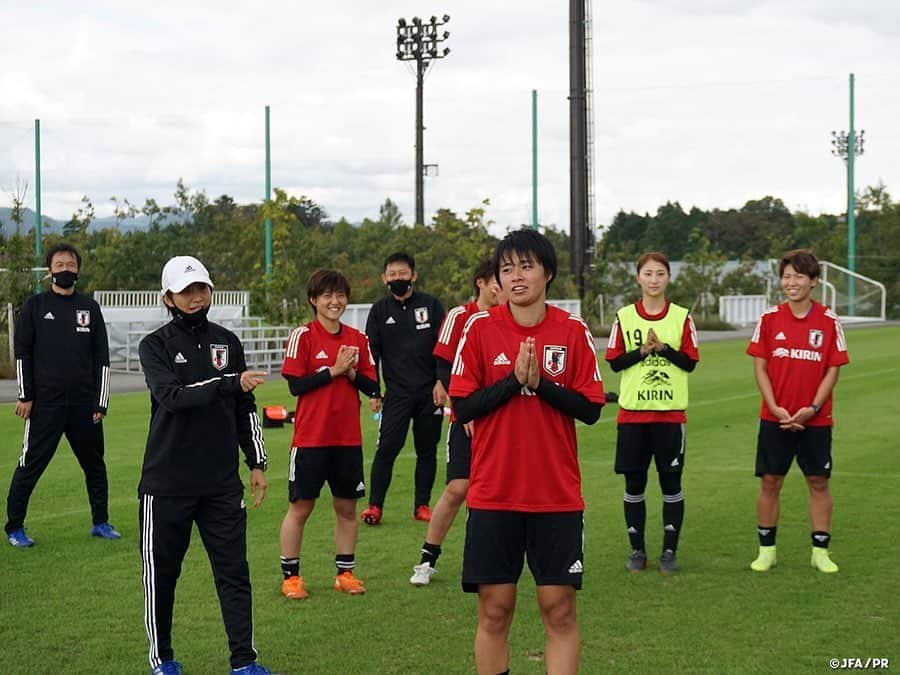 日本サッカー協会さんのインスタグラム写真 - (日本サッカー協会Instagram)「【2020.10.21 AM Training②📸】 　 #なでしこジャパン、2部練習で攻守一体の連携を強化。なでしこジャパンは10月21日(水)、＃Jヴィレッジ でのキャンプ3日目を迎え、今回の期間中で唯一となる2部練習を行いました。 　 気持ちよく晴れ渡った空の下で行われた午前のトレーニング。基礎となるパス＆コントロールから、攻撃陣と守備陣に分かれてそれぞれのテーマに取り組みました。最後はサイドからのクロスと、それに対するゴール前の攻守で締めくくり、より実戦を意識したメニューで約90分汗を流しました。 　 「ただ練習するだけでなく、自分の課題に取り組んで、工夫してほしい」という #高倉麻子 監督の言葉のとおり、選手それぞれが自分が任されるポジションや役割を意識した内容となりました。 　 ✅http://www.jfa.jp/nadeshikojapan/ 　 #jfa #daihyo #nadeshiko」10月22日 17時25分 - japanfootballassociation