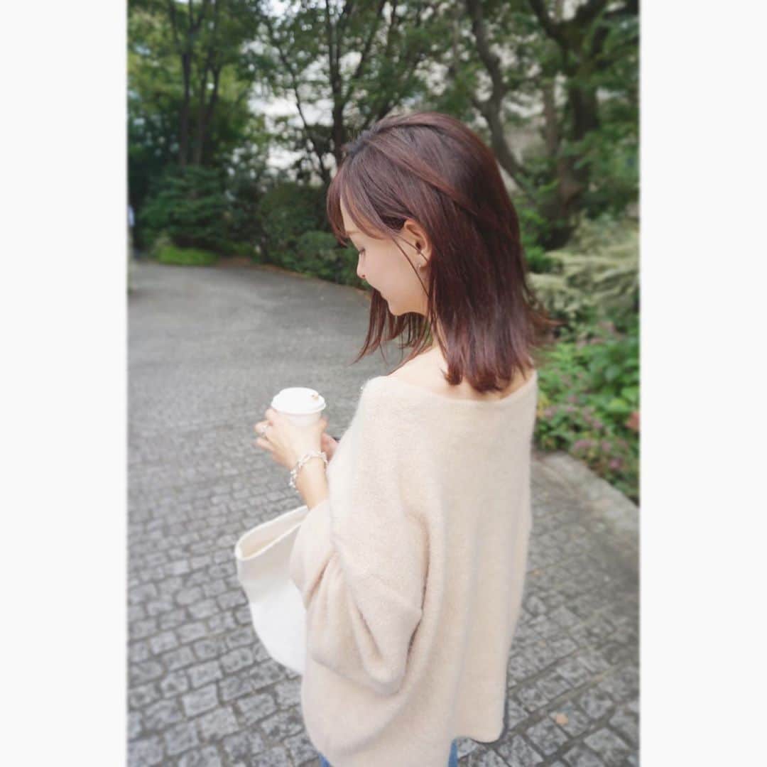 乙黒えりのインスタグラム：「ジェラピケクレープ  絶品✨りんごキャラメル🍎シナモンの香りが最高〜  #ママコーデ#カジュアルコーデ#ニット」