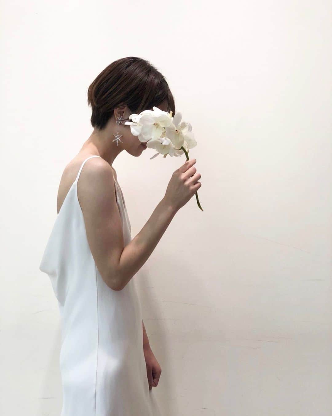 FioreBiancaさんのインスタグラム写真 - (FioreBiancaInstagram)「*﻿ ﻿ パワフルでフェミニンな女性へ贈る﻿ 日本初上陸ブランド﻿ LENA MEDOYEFF(レナ メドエフ)が﻿ この秋、Fiore Biancaに仲間入りします ﻿ お洋服の延長線上のように﻿ 肩肘はらず纏うことが出来る﻿ シンプルなデザインが揃い、﻿ 極上のリラックススタイルを叶えます﻿ ﻿ Instagramでも私達がお取り扱いするデザインを﻿ 少しずつご紹介致しますのでぜひお楽しみに!﻿ ﻿ *﻿ *﻿ *﻿ @fiorebianca_wedding  @lenamedoyeffbridal  #lenamedoyeff  #fiorebianca_wedding﻿ #fiorebianca﻿ #weddingdress﻿ #colordress﻿ #originaldress﻿ #レナメドエフ #フィオーレビアンカ﻿ #ドレスショップ﻿ #ウエディングドレス﻿ #ウェディングドレス﻿ #ナチュラルウェディング  #結婚式﻿ #結婚式準備﻿ #ドレス試着﻿ #ドレス選び﻿ #ドレス探し﻿ #ドレス迷子﻿ #プレ花嫁﻿ #2020冬婚﻿ #2021冬婚﻿ #2021春婚﻿ #2021夏婚」10月22日 17時28分 - fiorebianca_wedding