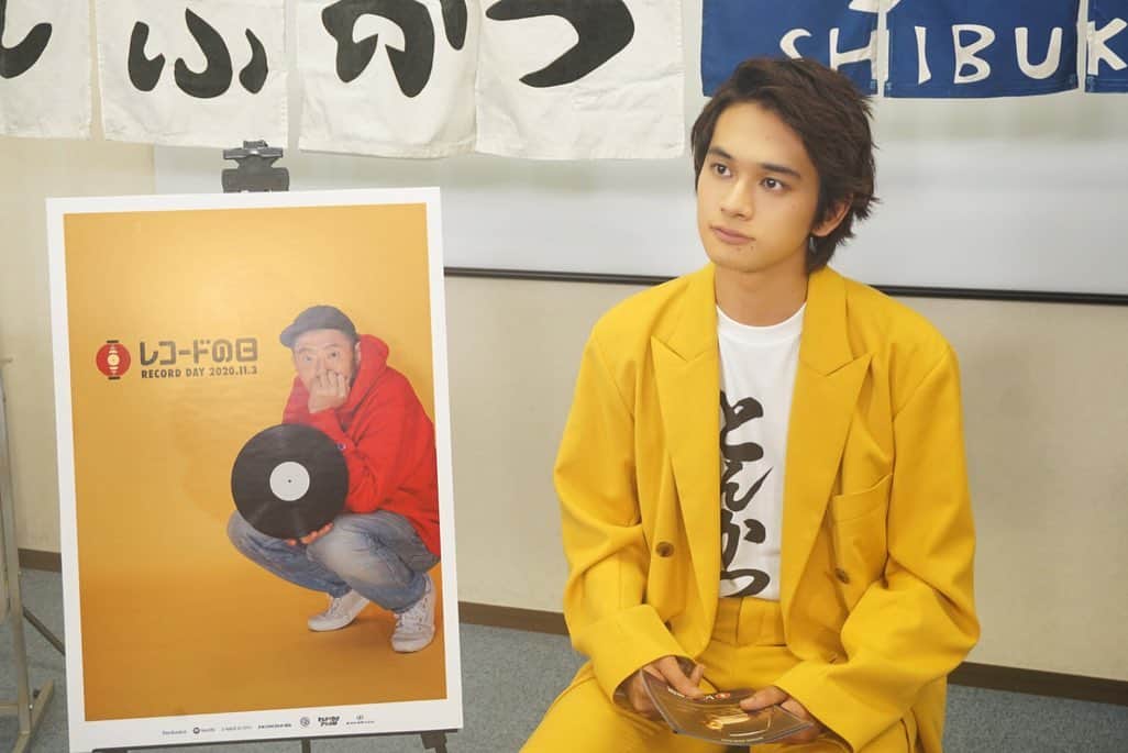 北村匠海さんのインスタグラム写真 - (北村匠海Instagram)「[#TakumiInterview] Movie “Tonkatsu DJ Agetaro” x Record Day Collaboration!  Takumi Kitamura’s interview and message video released! —  ／ 映画 #とんかつDJアゲ太郎 × #レコードの日 コラボ決定🐷🎧 ＼  主演 #北村匠海 さんの インタビュー＆メッセージ動画を公開✨  https://record-day.jp/news/tonkatsudj/  #北村匠海 #TakumiKitamura #DISH// #とんかつDJアゲ太郎 #レコードの日」10月22日 17時28分 - takumikitamura.id