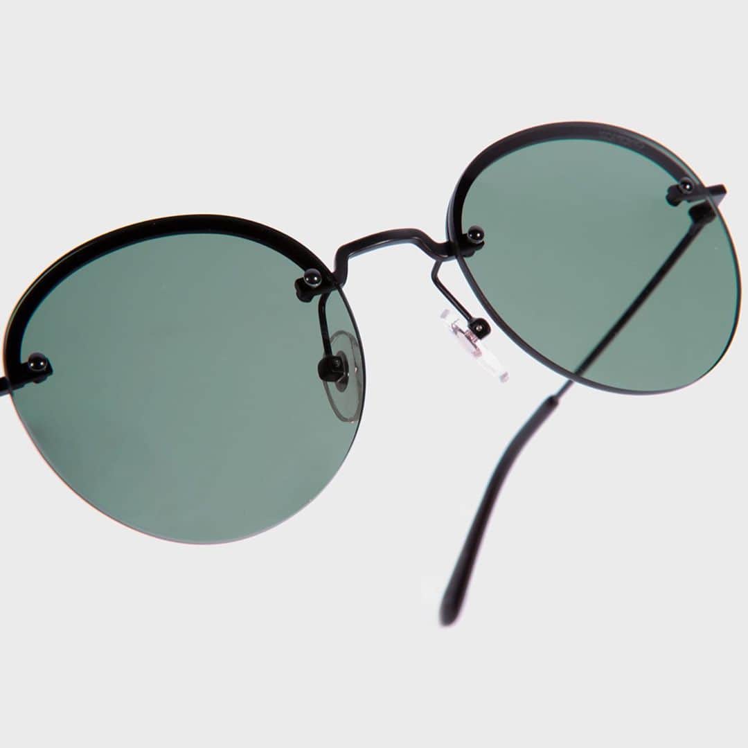 コモノさんのインスタグラム写真 - (コモノInstagram)「Meet our new rimless styles: Lenny and Silas. These sunglasses come with 2 different lens colours to match any look 🕶⁣ ⁣ #komono #ikkoopbelgisch」10月22日 17時38分 - komono