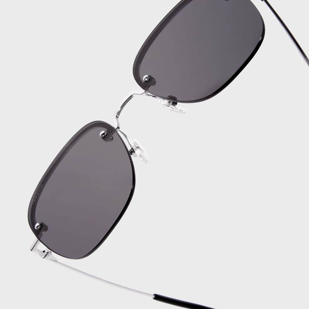 コモノさんのインスタグラム写真 - (コモノInstagram)「Meet our new rimless styles: Lenny and Silas. These sunglasses come with 2 different lens colours to match any look 🕶⁣ ⁣ #komono #ikkoopbelgisch」10月22日 17時38分 - komono