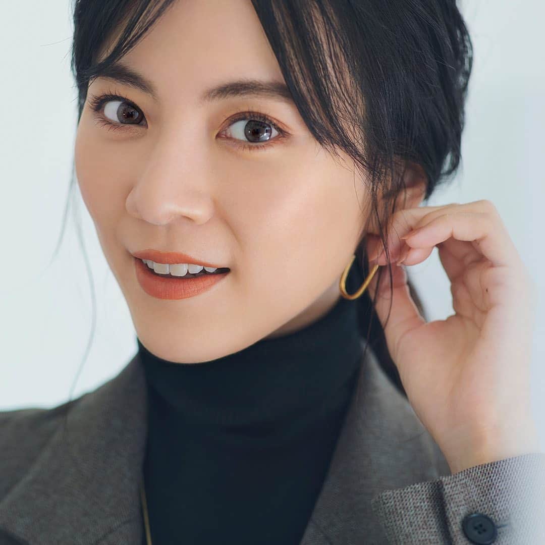 のインスタグラム：「メガネの”JINS”から”大人のカラコン”がデビュー! 人気メイクアップアーティスト林由香里さんが監修、働くOggi世代もメイク感覚で 楽しむことができる新感覚のカラーコンタクトレンズです。 瞳の色がほんのり変化することで、今までと違うアイメイクにも挑戦できる!?　林さんのコメント満載、Oggi.jp掲載の記事も是非チェックしてください＾＾  #JINS #カラコン #JINS1DAYCOLOR #JINSカラコン #makeup #ヘアメイク #beauty #美容 #林由香里 #安座間美優 #model #モデル #PR」