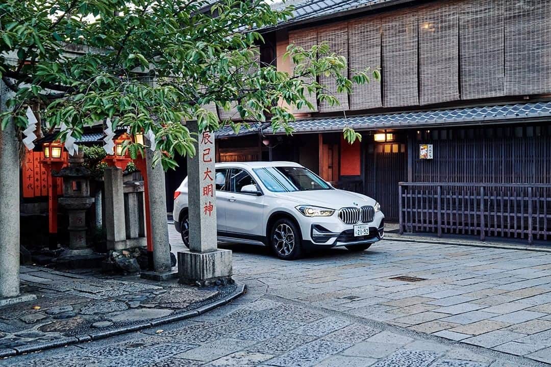 BMW Japanさんのインスタグラム写真 - (BMW JapanInstagram)「新世代のホテルプロデューサー・龍崎翔子 @shokoryuzakiさんとBMWのコラボキャンペーンを実施中！  龍崎さんが手がけるホテル「HOTEL SHE, KYOTO」で過ごすモニター旅行などを、9名様にプレゼント。ホテルでの寛ぎの時間はもちろん、 BMWでめぐる京都の街をお愉しみいただけます。  @bmwjapan アカウントのトップからURLをタップ。公式Webサイトより、キャンペーン詳細をご覧いただけます。  #THEX1 #WithBMW #BMW #BMWJapan #駆けぬける歓び」10月22日 17時30分 - bmwjapan