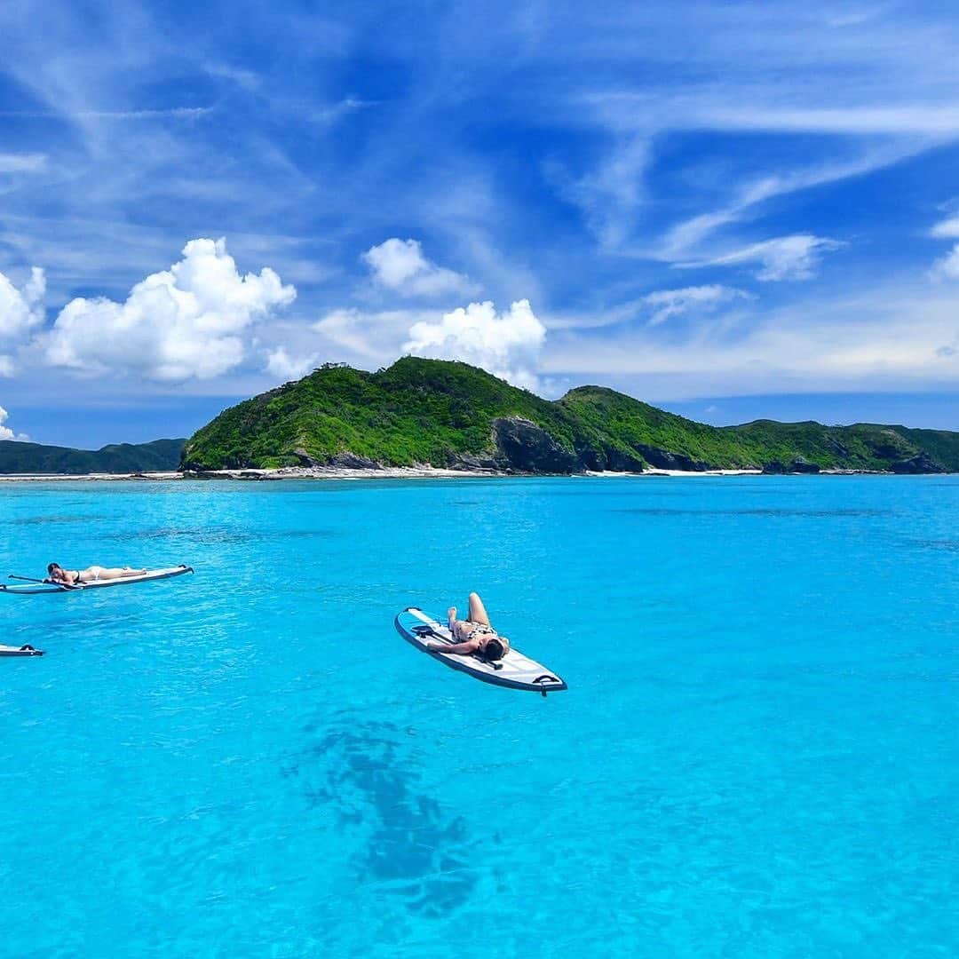 ピーチ・アビエーションのインスタグラム：「まだまだ満喫できる！#沖縄 の海🏖 "世界が恋するケラマブルーの海"に行ってみませんか？ . 慶良間諸島（けらましょとう）の海は、世界でも有数の美しさと言われています✨ 透明度が高く、まるで宙に浮いているかのような気分に。 . ☀10月の気温 沖縄の10月平均気温は25℃と海に入ることもできます。 📍アクセス 那覇空港から車で10分ほどの場所にある港から船に乗り換え、35～50分ほど移動したところにあります。 🌊アクティビティ情報 10月もダイビングやシュノーケリング、SUPなど、あらゆるマリンアクティビティが楽しめます♪ . チャレンジしてみたいアクティビティはありますか？ぜひコメントで教えてください！ . . . . . . . . . . . . . . . . . . . . . . . . . . . . . . . . . . . . ▶Photo by @kiyotaka_kitajima_photo OOKINI!! ▶Place： #沖縄県 #慶良間諸島 . . . . . . . . . . . . . . . . . . . . . . . . . . . . . . . . . . . . Peachでは各就航地で撮影された皆さまのお写真をInstagramでご紹介させていただいています。 #fly_peach をつけて投稿してください✨ . #沖縄旅行 #沖縄観光 #渡嘉敷島 #阿嘉島 #座間味島 #離島 #離島巡り #世界が恋する海 #海が好き #マリンスポーツ #sup #サップ #スタンドアップパドル #スタンドアップパドルボード #okinawa #okinawaphoto #okinawalife #islandlife #okinawaholic #look_japan」