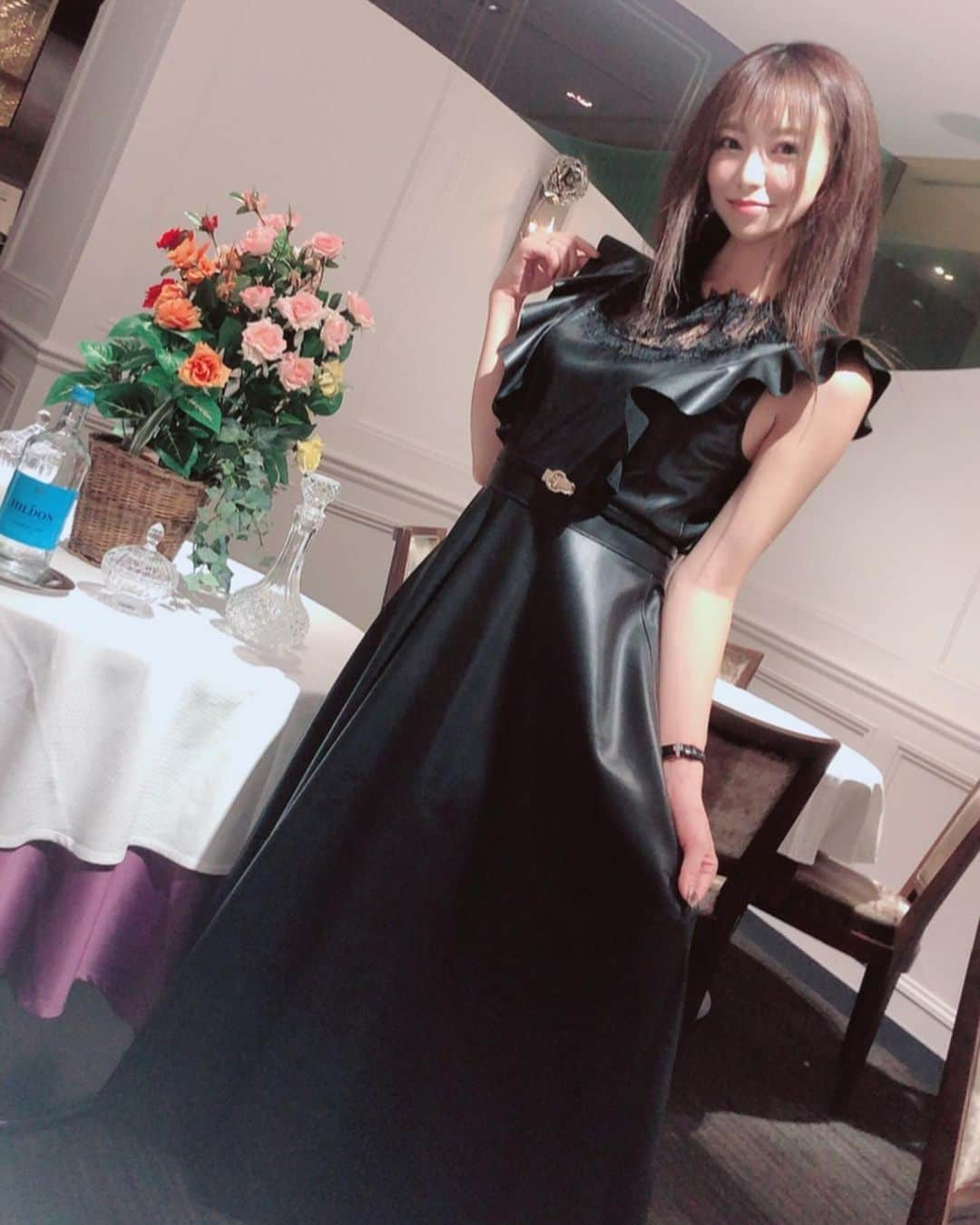 雛姫愛のインスタグラム：「くるみさんのお誕生日お祝いした❤︎ お気に入りのレザーワンピース❤︎ からのほのかさんも合流して久しぶりの仲良しな先輩と3人❤︎  #らーるえらまにえーる #お誕生日 #おめでとう #大好き」