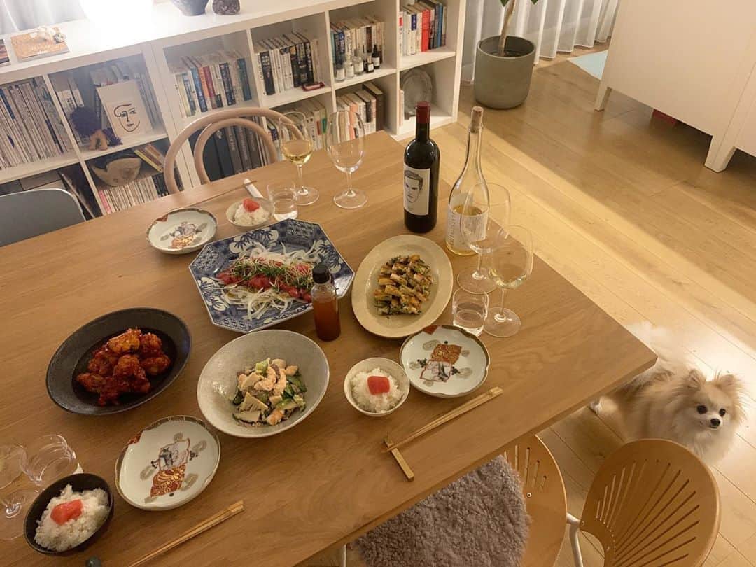のインスタグラム：「・ ・ 料理家　@iguchi_min さんの お家にお招きいだだき韓国料理でおもてなし頂いた🍷  実は初対面😂 なのにすごく気があうというか意気投合して ゆるゆるナイト  お料理が全部美味しくて器も空間もステキでたまらん！ ミンちゃん全てに於いてセンスがいい  いつかミンちゃんのお料理教室にも行きたいけど その前にすぐ乾杯する勢い🥂  ミンちゃんの息子のたろう🐶とも仲良くなった @solsol.seoul の韓国イェチョン産胡麻油も頂いて しまった♡この胡麻油香りが違う  いい刺激を受けた ステキな出会いと時間をありがとう🙏🏻 ・ ・ #life #friends  #ホームパーティー #今宵のおなちゅ ご縁を繋いでくれた　@restaurant_kam ありがとう🙏🏻」