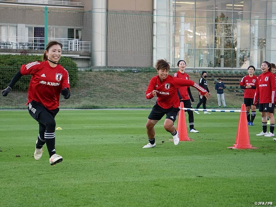 日本サッカー協会さんのインスタグラム写真 - (日本サッカー協会Instagram)「【2020.10.21 PM Training①📸】 　 #なでしこジャパン、2部練習で攻守一体の連携を強化。なでしこジャパンは10月21日(水)、＃Jヴィレッジ でのキャンプ3日目を迎え、今回の期間中で唯一となる2部練習を行いました。 　 午後のトレーニングピッチは、実際にピッチを5分割するラインが引かれた中でのトレーニングとなりました。冒頭、#高倉麻子 監督は「守備の話をしたけど、攻撃時のポジショニングやパスのスピード、全員がプレーに関わるということをやったつながりで、攻守一体でサッカーを捉えてほしい」という言葉が出ました。高倉監督の言葉通り、午後は対人プレーの多い、ゲーム要素が強いメニューが続き、最後は紅白戦で締めくくりました。 　 夜のミーティングで高倉監督は「2011年のFIFA女子ワールドカップがゴールになってはいけない。来年の東京 #オリンピック で金メダルを獲って、新しいスタートを切る。一番高いところに登るために全員で、全力でやっていこう」と話し、チームの目標と、女子サッカーの歴史に責任と自覚を持つことを促しました。 　 ✅http://www.jfa.jp/nadeshikojapan/ 　 #jfa #daihyo #nadeshiko」10月22日 17時32分 - japanfootballassociation