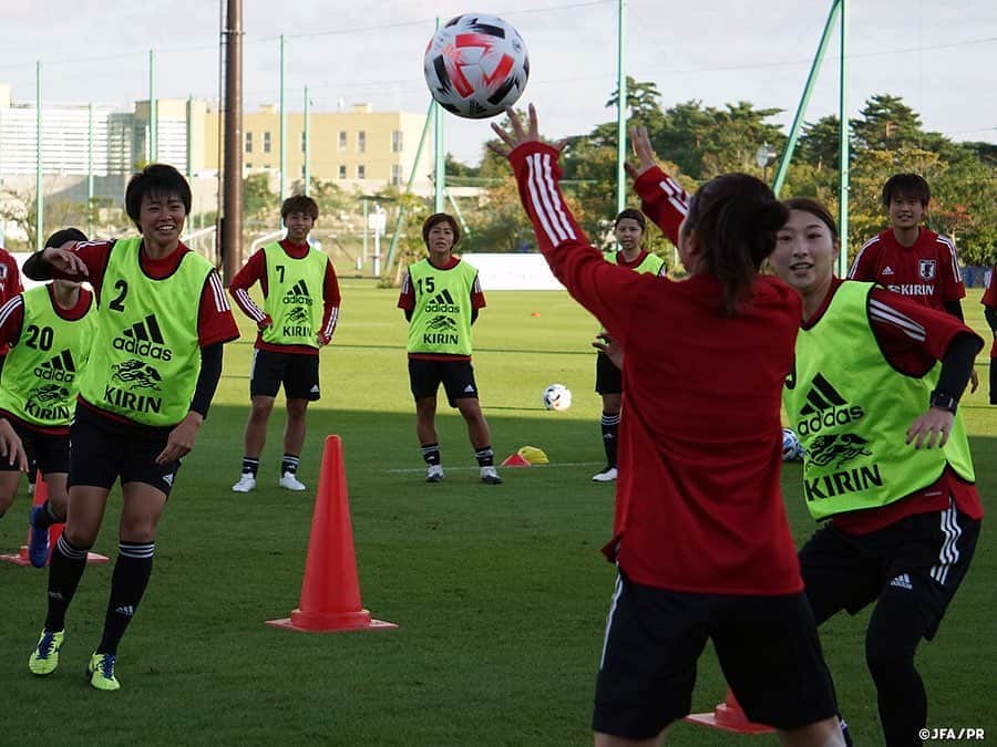 日本サッカー協会さんのインスタグラム写真 - (日本サッカー協会Instagram)「【2020.10.21 PM Training①📸】 　 #なでしこジャパン、2部練習で攻守一体の連携を強化。なでしこジャパンは10月21日(水)、＃Jヴィレッジ でのキャンプ3日目を迎え、今回の期間中で唯一となる2部練習を行いました。 　 午後のトレーニングピッチは、実際にピッチを5分割するラインが引かれた中でのトレーニングとなりました。冒頭、#高倉麻子 監督は「守備の話をしたけど、攻撃時のポジショニングやパスのスピード、全員がプレーに関わるということをやったつながりで、攻守一体でサッカーを捉えてほしい」という言葉が出ました。高倉監督の言葉通り、午後は対人プレーの多い、ゲーム要素が強いメニューが続き、最後は紅白戦で締めくくりました。 　 夜のミーティングで高倉監督は「2011年のFIFA女子ワールドカップがゴールになってはいけない。来年の東京 #オリンピック で金メダルを獲って、新しいスタートを切る。一番高いところに登るために全員で、全力でやっていこう」と話し、チームの目標と、女子サッカーの歴史に責任と自覚を持つことを促しました。 　 ✅http://www.jfa.jp/nadeshikojapan/ 　 #jfa #daihyo #nadeshiko」10月22日 17時32分 - japanfootballassociation
