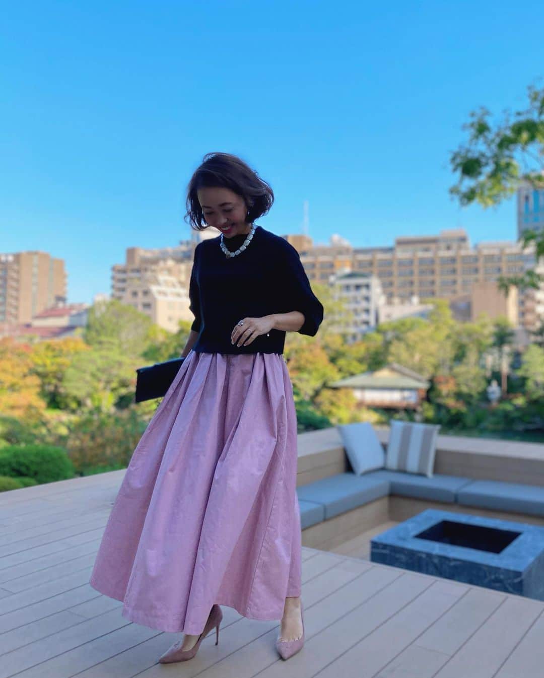 松本亜希さんのインスタグラム写真 - (松本亜希Instagram)「・ @silkderiver のpartyにはコラボワンピースのpinkを着て行きました♡ シルクドリバーといえばpinkでしょ💕と思って💕💕 とにかくこのピンクの色味が好きすぎる。 ・ ヒールを合わせて、アクセサリーはパールで。 bagもクラッチでparty仕様に。 partyにも十分着ていただけます♡♡ もちろんスニーカー合わせでカジュアルにも◎ ・ DOTは再予約分も完売してしまいましたが、pinkとblackはDOTより更に生地のキープができたので、まだご予約可能です！ 是非期間中にご検討下さいね♡ 明日の13時までとなります🙏 ・ one piece: #akiron_verofonna  shoes: @tsurubymarikooikawa  bag : @hermes  ※私が着ているものはサンプルとなります 実際はスカート着丈2.5cm短くしています。 ※スカートのウエスト部分のサイドのタックもう少し少なくなります。ウエスト部分の広がりを抑えるため _________________________________ #akiron_verofonna #reverofonna #verofonna #ヴェロフォンナ #コラボ企画 #コラボ #コラボ商品」10月22日 17時35分 - m_akiron