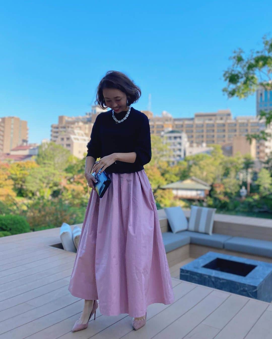 松本亜希さんのインスタグラム写真 - (松本亜希Instagram)「・ @silkderiver のpartyにはコラボワンピースのpinkを着て行きました♡ シルクドリバーといえばpinkでしょ💕と思って💕💕 とにかくこのピンクの色味が好きすぎる。 ・ ヒールを合わせて、アクセサリーはパールで。 bagもクラッチでparty仕様に。 partyにも十分着ていただけます♡♡ もちろんスニーカー合わせでカジュアルにも◎ ・ DOTは再予約分も完売してしまいましたが、pinkとblackはDOTより更に生地のキープができたので、まだご予約可能です！ 是非期間中にご検討下さいね♡ 明日の13時までとなります🙏 ・ one piece: #akiron_verofonna  shoes: @tsurubymarikooikawa  bag : @hermes  ※私が着ているものはサンプルとなります 実際はスカート着丈2.5cm短くしています。 ※スカートのウエスト部分のサイドのタックもう少し少なくなります。ウエスト部分の広がりを抑えるため _________________________________ #akiron_verofonna #reverofonna #verofonna #ヴェロフォンナ #コラボ企画 #コラボ #コラボ商品」10月22日 17時35分 - m_akiron